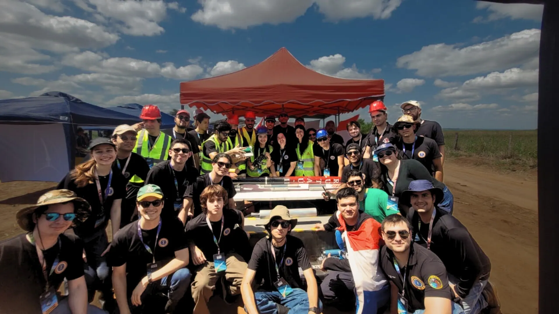 Equipo CCTE en operaciones de campo junto a los vehículos URUTAÚ II y VEGA I